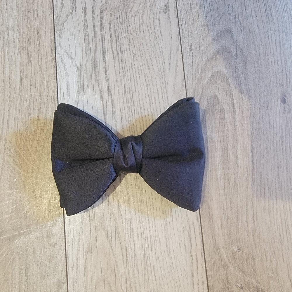 Black Clip-on bow tie